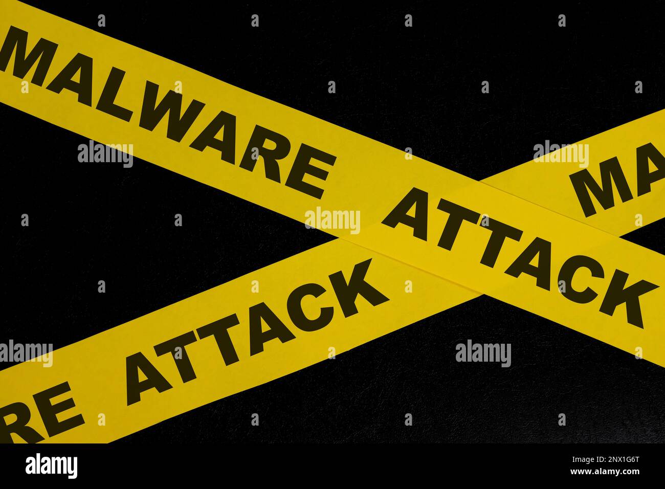 Attacco di malware concetto di allarme, attenzione e avvertimento per crimini informatici. Nastro di barricata giallo con parola su sfondo nero scuro. Foto Stock