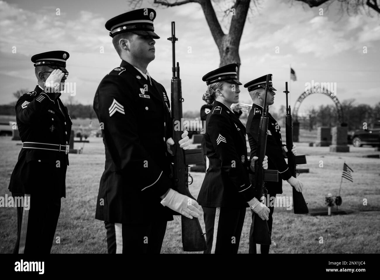 I membri della squadra degli onori funebri della Guardia Nazionale dell'Esercito Iowa salutano mentre Tap viene giocato durante un servizio commemorativo per il personale Sgt. David Mosinski al cimitero di Saint Mary a Wilton, Iowa, il 16 gennaio 2023. Mosinski è morto in un incidente stradale il 8 gennaio. Ha servito nella Guardia Nazionale dell'Esercito dell'Iowa come meccanico di veicoli gommati con la 3654th Supply Maintenance Company e ha recentemente raggiunto 20 anni di servizio nel suo stato e paese. Foto Stock