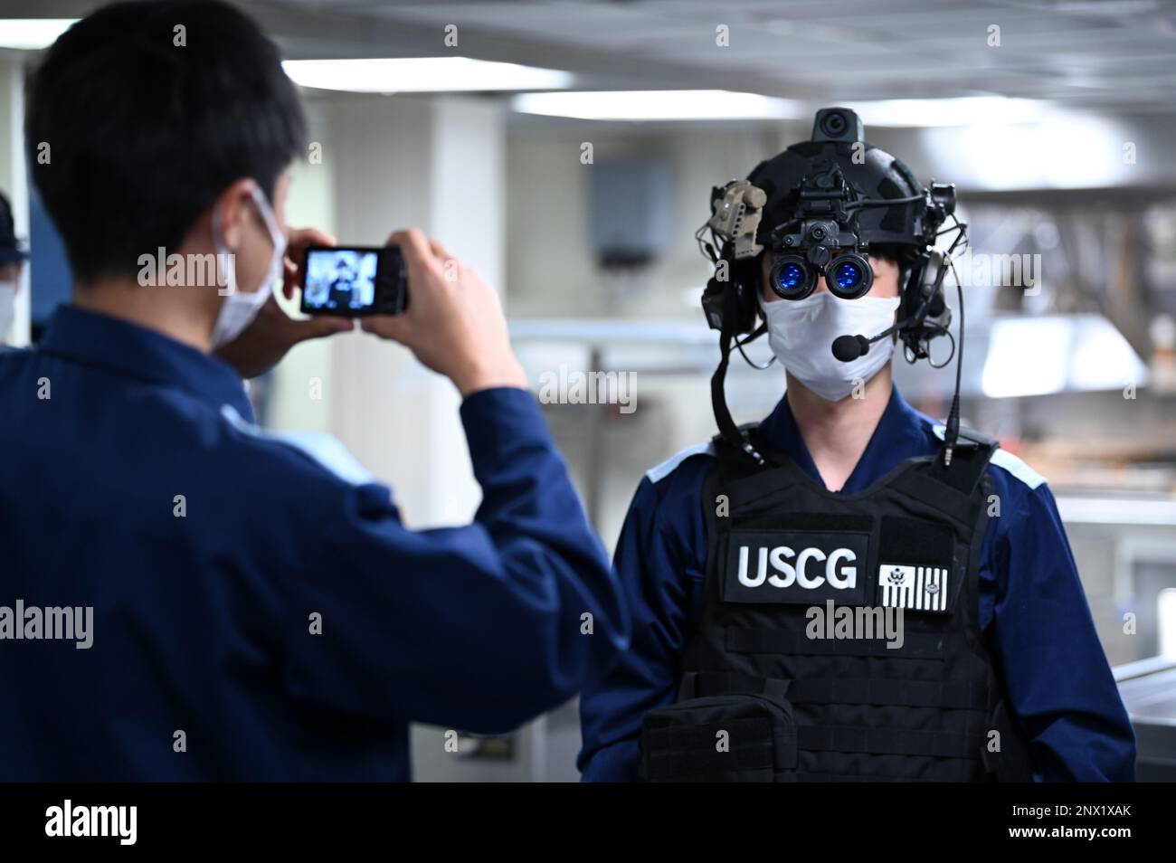 Gli addetti ai servizi della Guardia Costiera del Giappone provano le attrezzature di applicazione della legge durante un tour del Cutter Kimball della Guardia Costiera (WMSL 756) durante la chiamata portuale di più giorni di Kimball a Kagoshima, Giappone, 13 febbraio 2023. L'equipaggio di Kimball si trova a Kagoshima per condurre una formazione congiunta e scambi professionali con i membri della Guardia Costiera giapponese, ampliando un memorandum di cooperazione firmato nel 2022 tra i due servizi marittimi che hanno istituito l'operazione SAPPHIRE, un'operazione perpetua per rafforzare le relazioni, aumentare gli impegni bilaterali; E concentratevi sul mantenimento di un Indo-Pacific libero e aperto. STATI UNITI Costa Gua Foto Stock