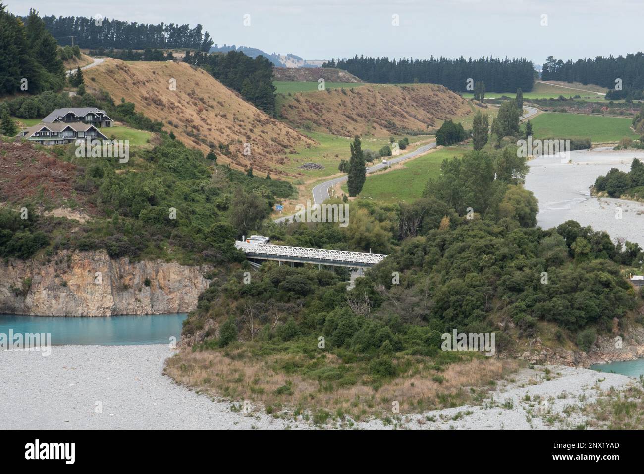 Il fiume Rakaia in Nuova Zelanda e la panoramica autostrada statale 77 che passa. Foto Stock