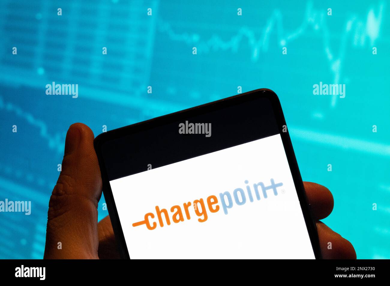Cina. 19th Feb, 2023. In questa foto, il logo ChargePoint Holdings, società americana di infrastrutture EV per veicoli elettrici, è visualizzato su uno smartphone con un grafico dell'indice di borsa economica sullo sfondo. Credit: SOPA Images Limited/Alamy Live News Foto Stock