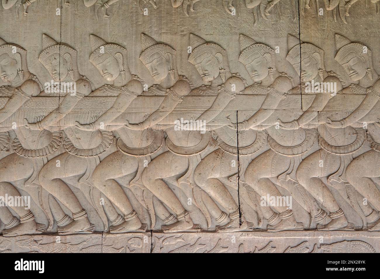 Bassorilievo sul muro, la zampicatura dell'oceano del latte, in Angkor Wat, Siem Reap, Cambogia Foto Stock