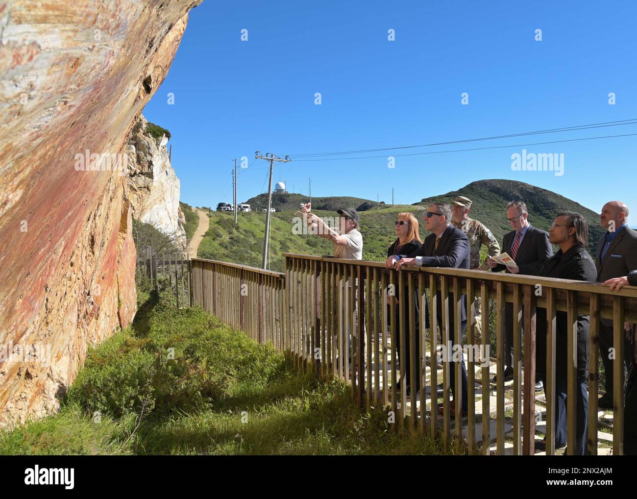 STATI UNITI Robert Long, comandante del lancio spaziale Delta 30 ha ospitato Richard Kidd, vice segretario aggiunto della Difesa per la resilienza ambientale ed energetica, e Nancy J. Balkus, vice segretario aggiunto dell'aeronautica per l'ambiente, la sicurezza e le infrastrutture alla base spaziale di Vandenberg, California, il 23 gennaio 2023. Durante la visita a Vandenberg, Kidd e Balkus hanno appreso della missione SLD 30 in azione, osservare gli sforzi dell'ingegnere civile Squadron del 30th per quanto riguarda la protezione delle risorse naturali e culturali di Vandenberg, insieme ai piani del CES del 30 per migliorare l'infrastruttura Foto Stock