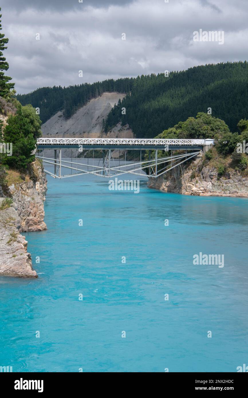 La gola del fiume Rakaia e il paesaggio circostante, un ponte storico passa sopra l'acqua blu costituita da acqua di fusione glaciale in Nuova Zelanda. Foto Stock