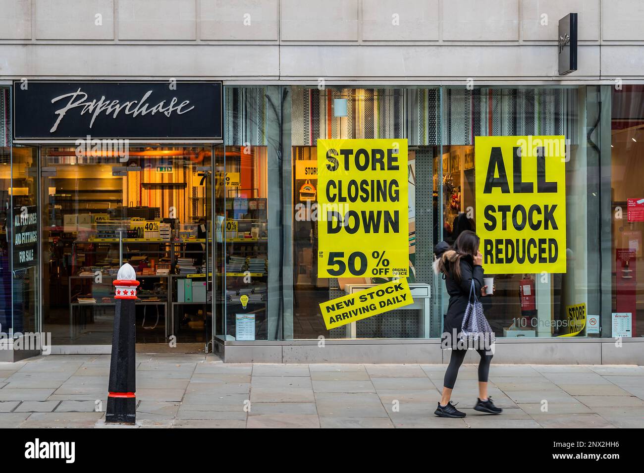 Londra, Regno Unito. 28th Feb, 2023. Tutte le scorte sono state ridotte, la vendita è stata chiusa, tutte le attrezzature e i fiittings disponibili per la vendita presso il negozio Paperchase di Cheapside - la catena di negozi fissi Paperchase è andata fuori commercio in un ambiente di vendita al dettaglio difficile. Il nome commerciale è stato venduto ma tutti i beni, compresi i negozi, vengono venduti e chiusi. Credit: Guy Bell/Alamy Live News Foto Stock