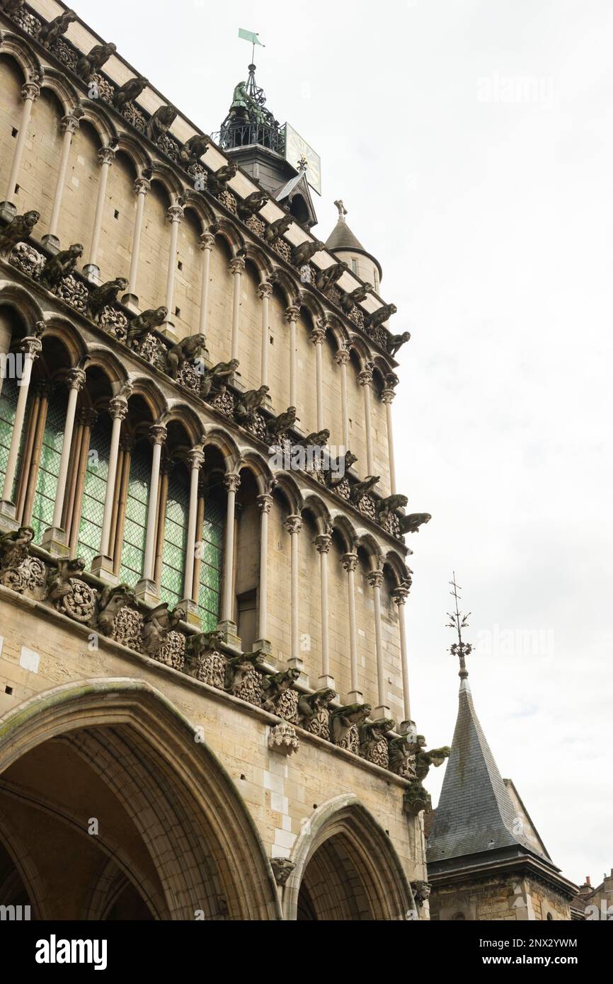 Architettura insolita con sculture di chiesa a Digione, Francia Foto Stock