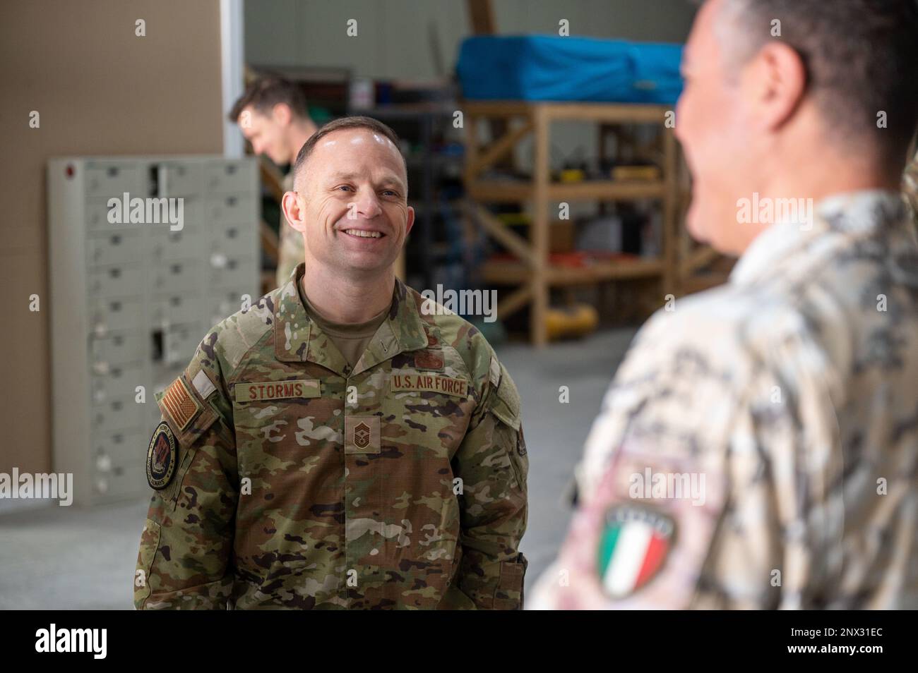 John Storms, Air Combat Command, partecipa a una dimostrazione con la Task Force 99 Airmen alla base aerea di al Udeid, Qatar, 11 febbraio 2023. TF99 è un'unità agile e specializzata progettata per innovare e migliorare le capacità di Ninth Air Force (Air Forces Central) in tutti i settori, garantendo il successo della missione. Foto Stock