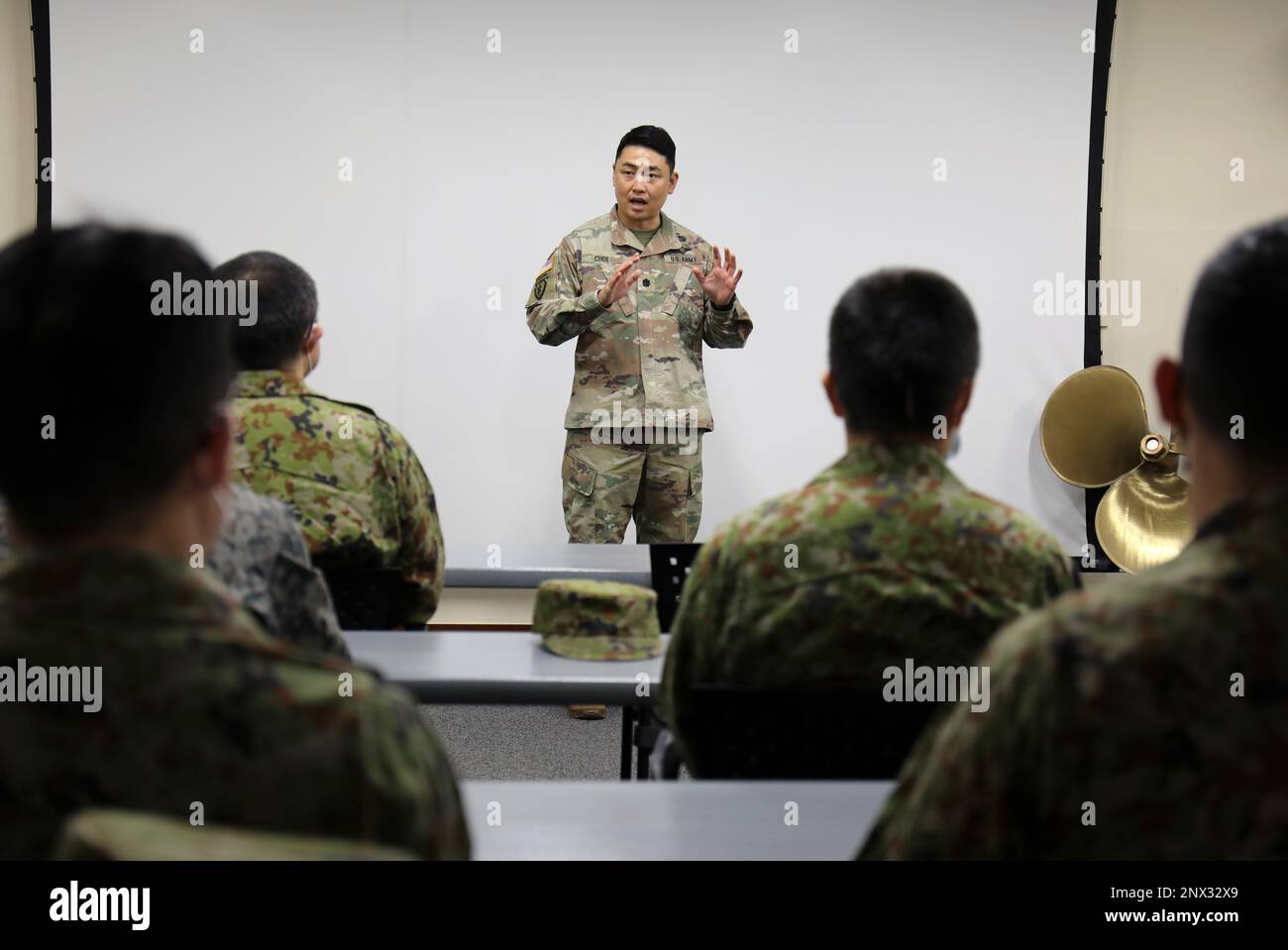 Il Lt. Col. Yong Choe, responsabile delle operazioni per il Gruppo di supporto 10th, parla con un gruppo di leader della forza di autodifesa di terra del Giappone prima di fare un giro negli Stati Uniti Nave di servizio dell'imbarcazione di atterraggio dell'esercito a Yokohama North Dock, Giappone, 25 gennaio 2023. Foto Stock