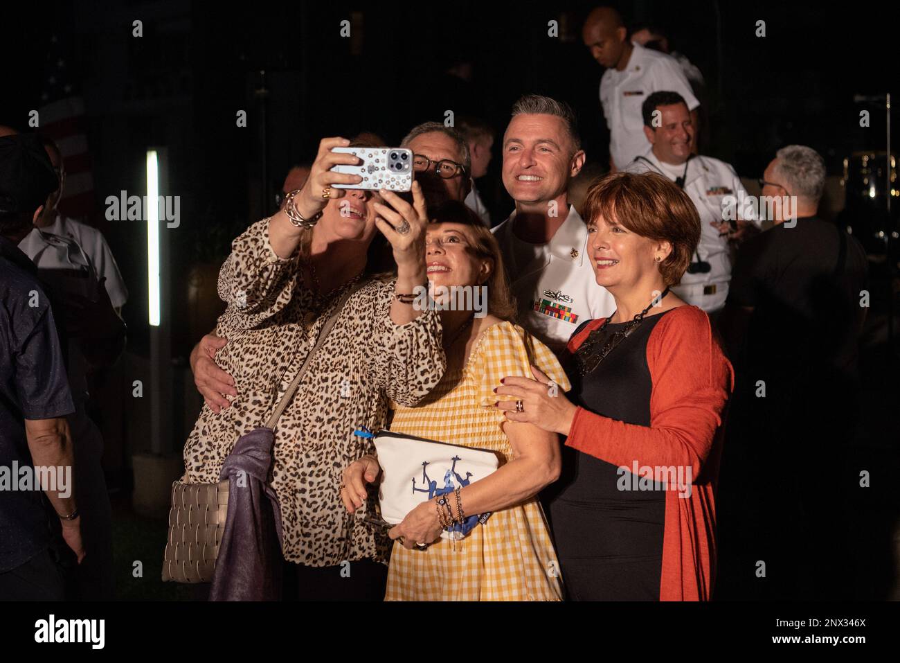 230201-N-PG545-1038, San Juan, Porto Rico (1 febbraio 2023) il musicista capo senior Justin Cody di Sauk City, Wisconsin, si propone per una foto con i membri del pubblico dopo un USA Concerto dei Cruisers della Navy Band al Conservatorio de Musica de Puerto Rico di San Juan. I Cruisers hanno tenuto undici concerti per 850 miglia durante il loro tour di due settimane a Puerto Rico. Foto Stock