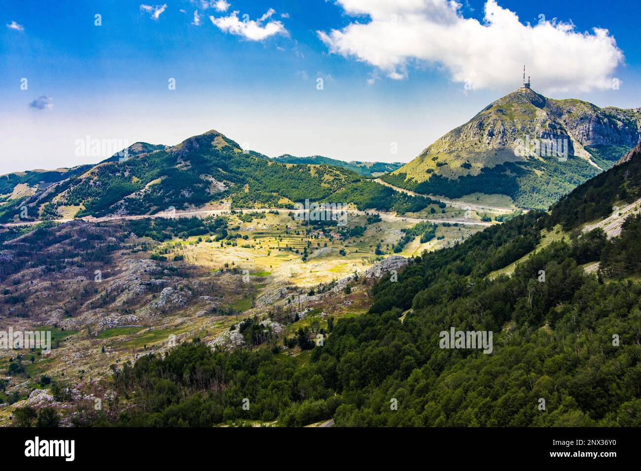 Montenegro. Parco Nazionale di Lovcen. Monte Lovcen. Drone. Vista aerea. Popolare attrazione turistica Foto Stock