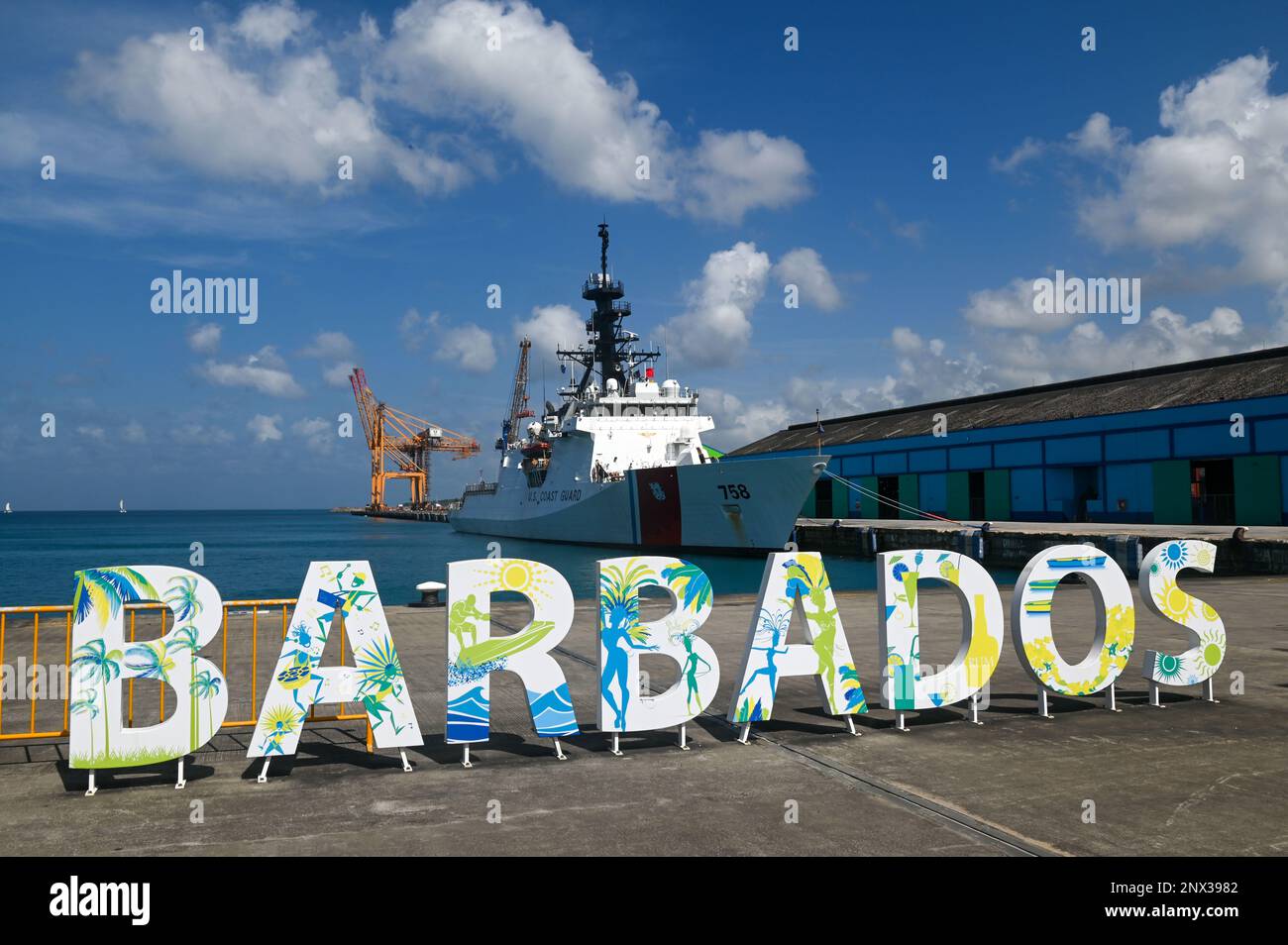 USCGC Stone (WMSL 758) si rifornisce alle Barbados il 23 gennaio 2023. Stone è su un dispiegamento programmato di più missioni nell'Oceano Atlantico meridionale per contrastare le attività marittime illecite e rafforzare le relazioni per la sovranità marittima in tutta la regione. Foto Stock