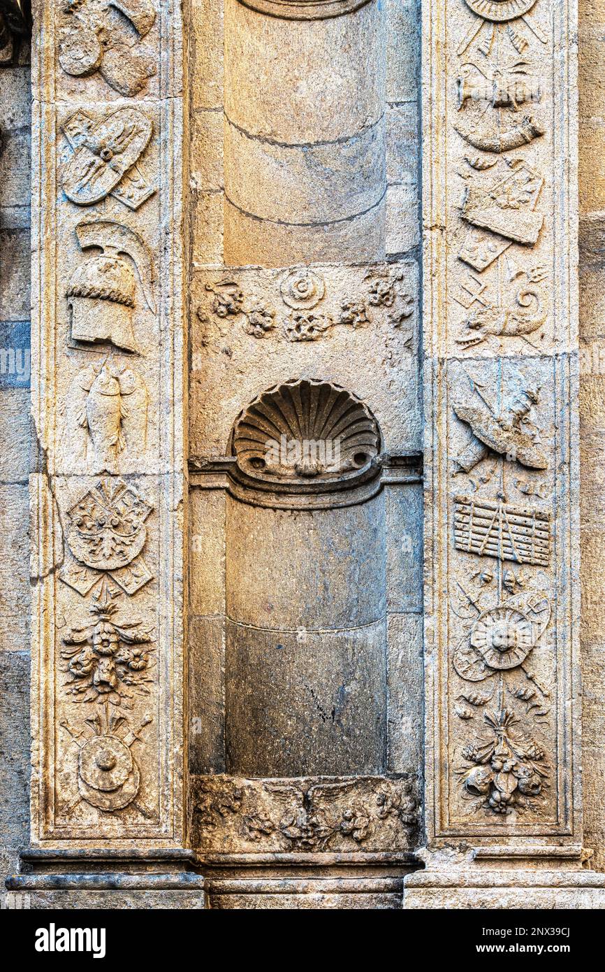 Dettagli decorativi con nicchia e bassorilievi della facciata della Collegiata dedicata a Santa Cristina in Bolsena. Bolsena, Lazio Foto Stock