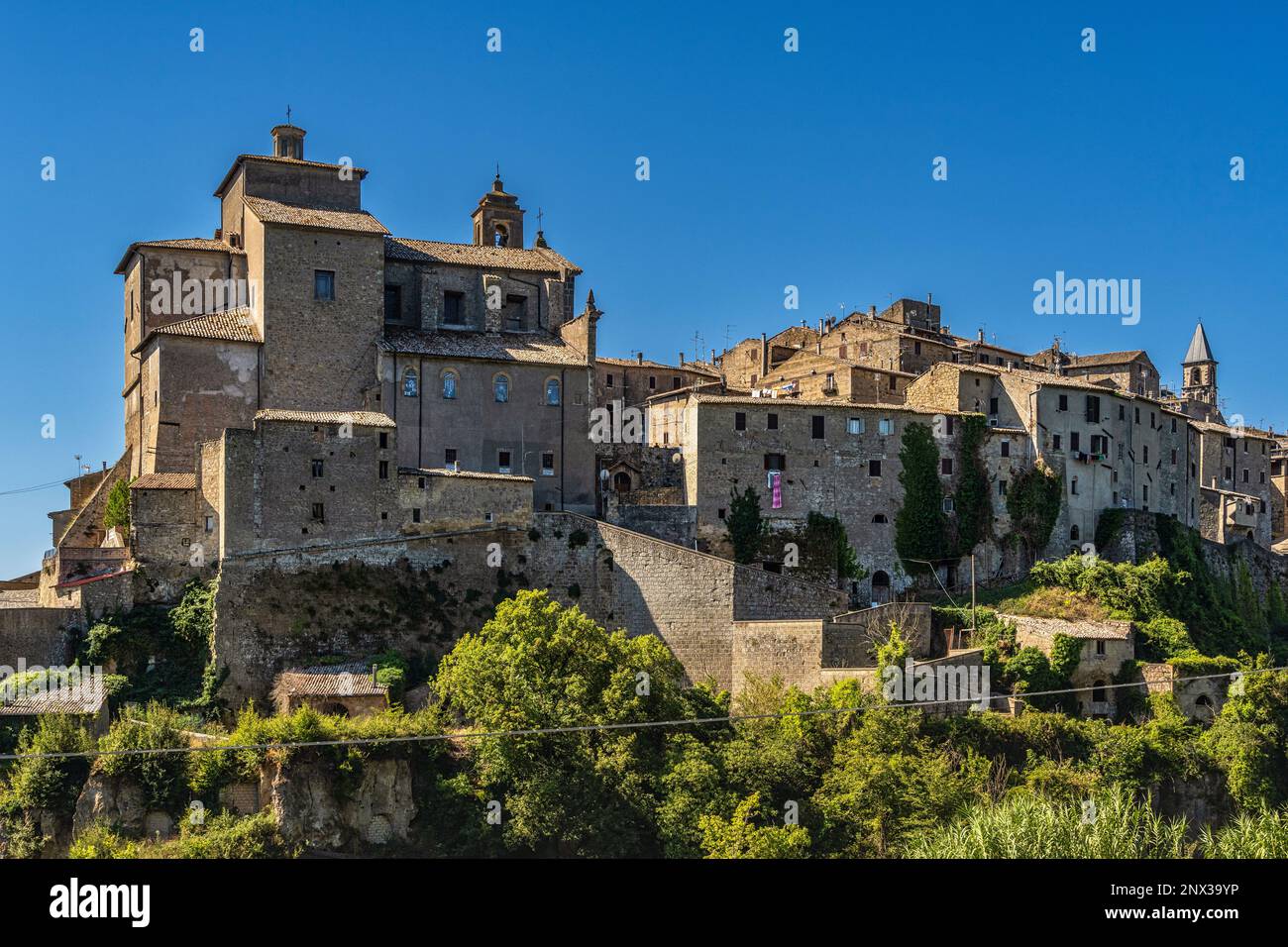 Il borgo medievale di Civita di Grotte di Castro con il Santuario della Basilica di Maria Santissima del Suffragio. Civita di Grotte di Castro, Lazio Foto Stock