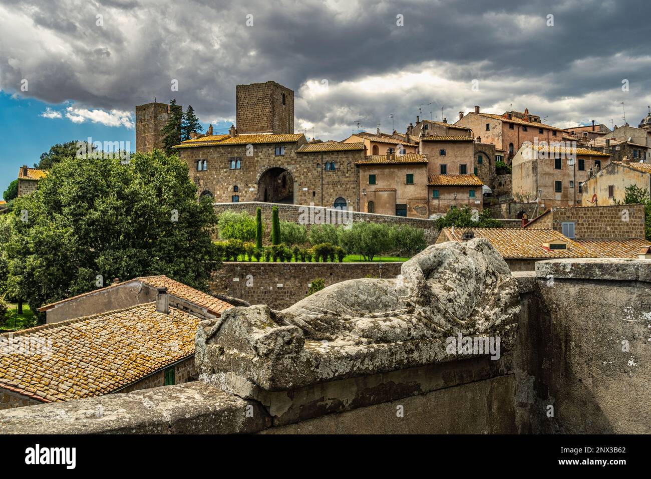 Vista sulla Tuscania da Piazza Bastianini e dal sarcofago etrusco. Toscana, provincia di Viterbo, Lazio, Italia, Europa Foto Stock