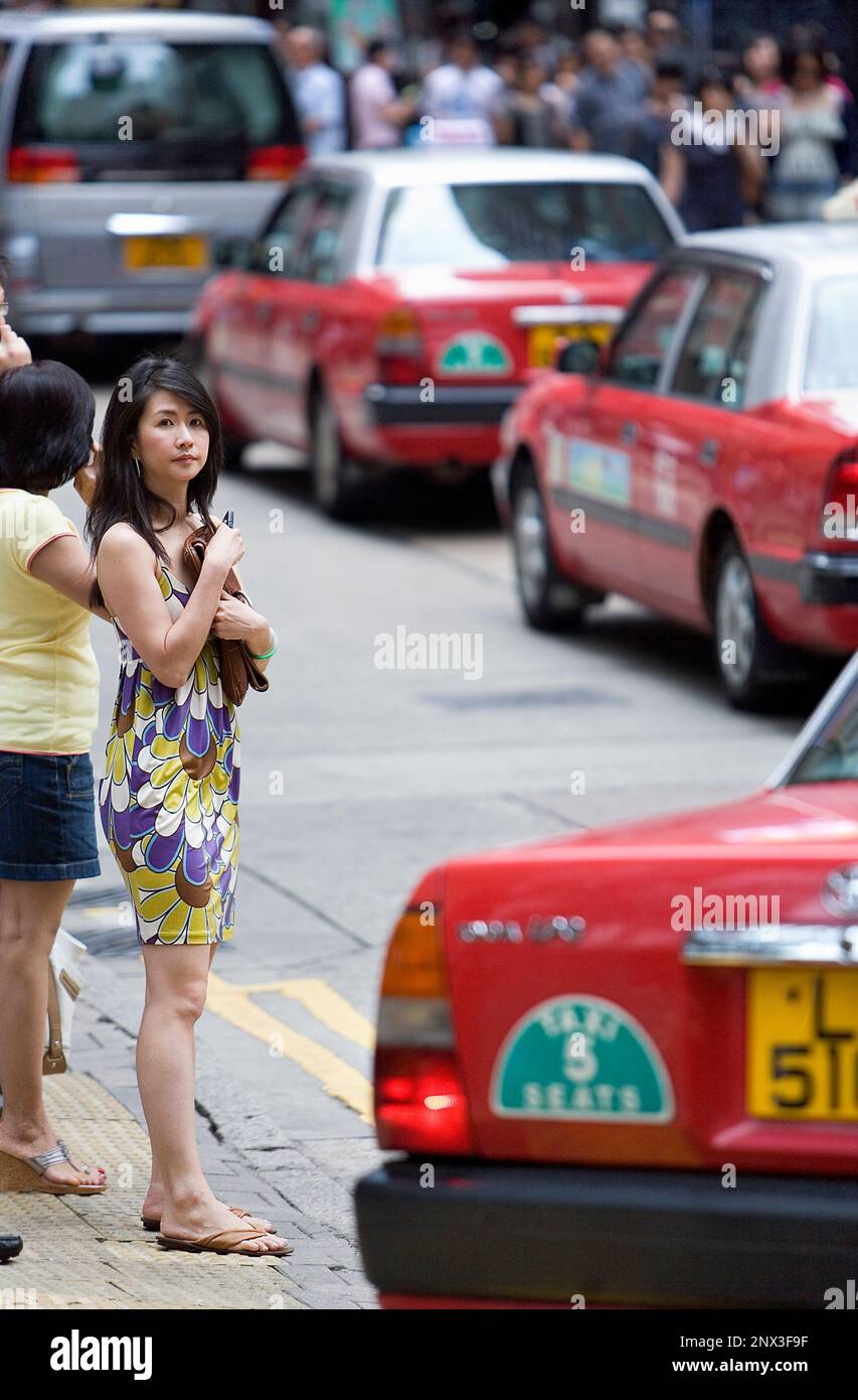 Donna in Queens Road Central a D'Aguilar Street,Hong Kong, Cina Foto Stock