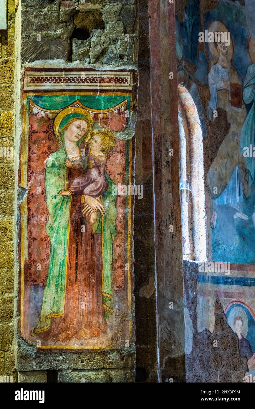 Particolare dell'affresco della Madonna con il bambino nella Basilica di San Pietro in Tuscania. Tuscania, Provincia di Viterbo, Lazio, Italia, Europa Foto Stock