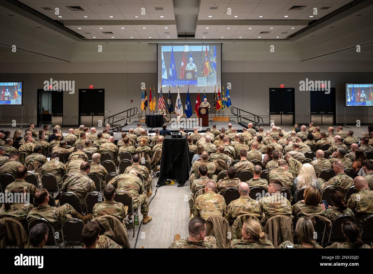 STATI UNITI Il generale dell'esercito Haldane Lamberton, generale aggiunto del Commonwealth del Kentucky, si rivolge a più di 900 soldati e Airmen della Guardia nazionale del Kentucky durante la Giornata di sviluppo della leadership, tenutasi presso il Kentucky Exposition Center a Louisville, Ky., 5 febbraio 2023. L'evento, per ufficiali e militari senior arruolato, ha anche caratterizzato presentazioni del Kentucky Gov. Andy Beshear; Stati Uniti Marc Sasseville, vice capo del National Guard Bureau, USA Gen. Troy Galloway, vice comandante generale della Guardia nazionale dell'esercito; Stati Uniti Gen. Dell'esercito Mark Landes, comandante di Foto Stock