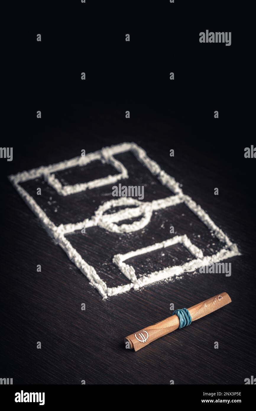 arrotolato campo di banconote e calcio disegnato con cocaina droga Foto Stock