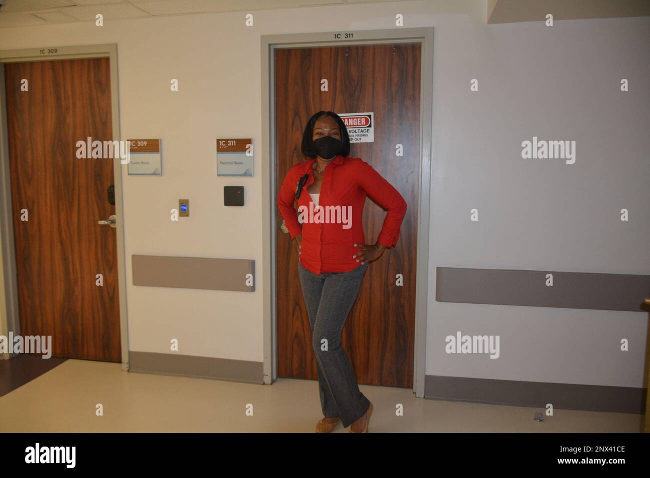 Il personale del Tripler Army Medical Center si riunisce per le fotografie in celebrazione di Wear Red Day nel 2023 per aumentare la consapevolezza del mese della salute del cuore. Foto Stock