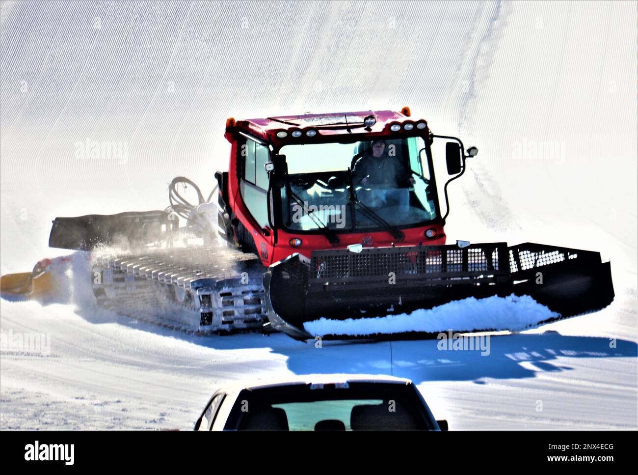 Un dipendente gestisce un'azienda su una collina il 26 gennaio 2023 presso la Whitetail Ridge Ski Area di Fort McCoy, Wisconsin. Whitetail Ridge offre una struttura adatta alle famiglie gestita dalla direzione della famiglia e del morale, del benessere e del tempo libero di Fort McCoy. L'area sciistica offre sci alpino e snowboard sia per gli atleti principianti che per gli atleti più esperti. La ski Hill dispone di una discesa verticale di 185 metri e di una barra a T a caricamento automatico. Offre anche un parco terreno per gli snowboarder. Per fare snowtubing, sali fino alla cima della collina sul Magic Carpet, quindi scivola giù per una delle cinque piste lunghe 800 metri. Whitetail Ridge offre anche Foto Stock