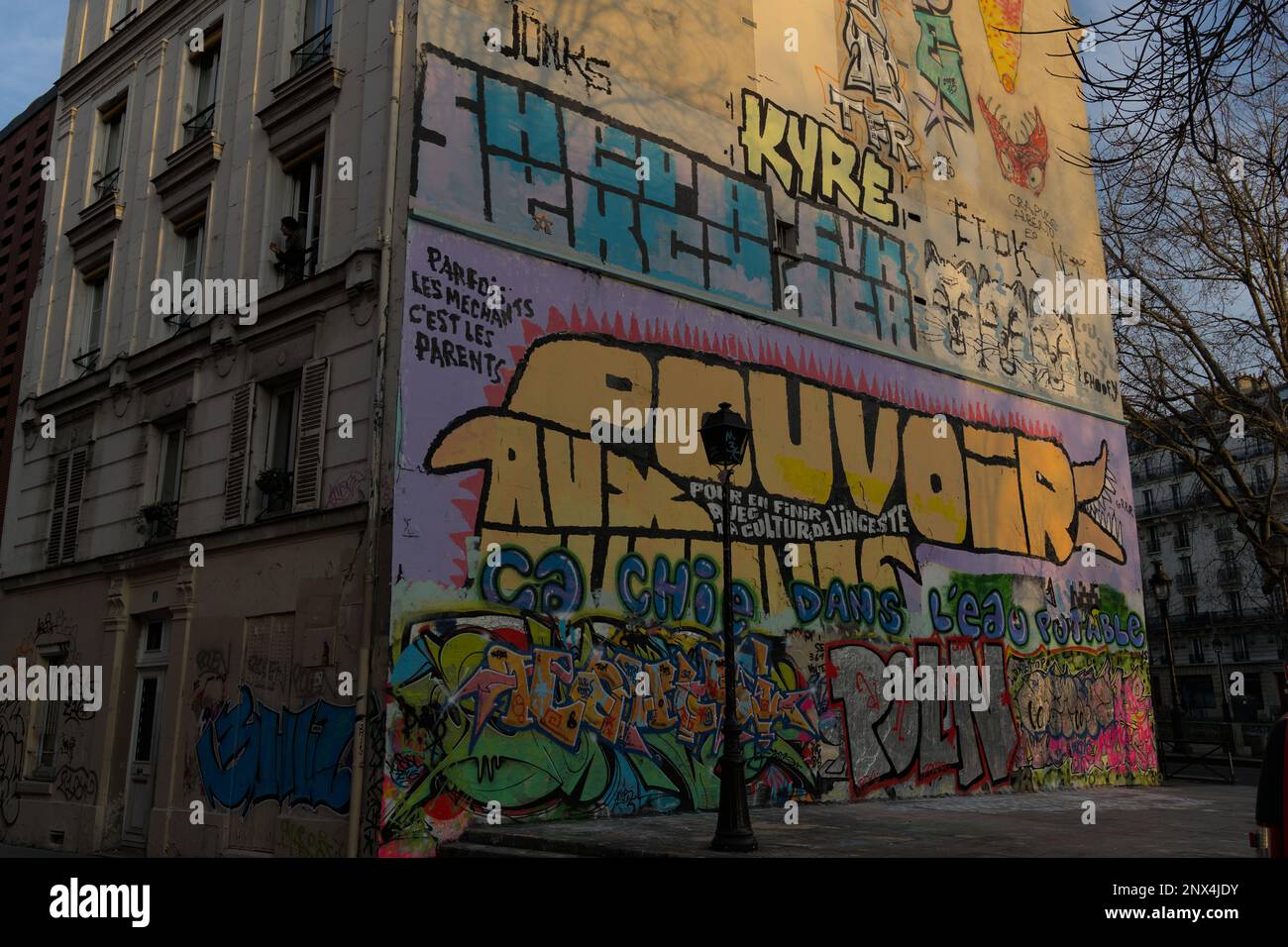 parete piena di graffiti nelle prime ore del mattino. Scena dei graffiti di Parigi Foto Stock