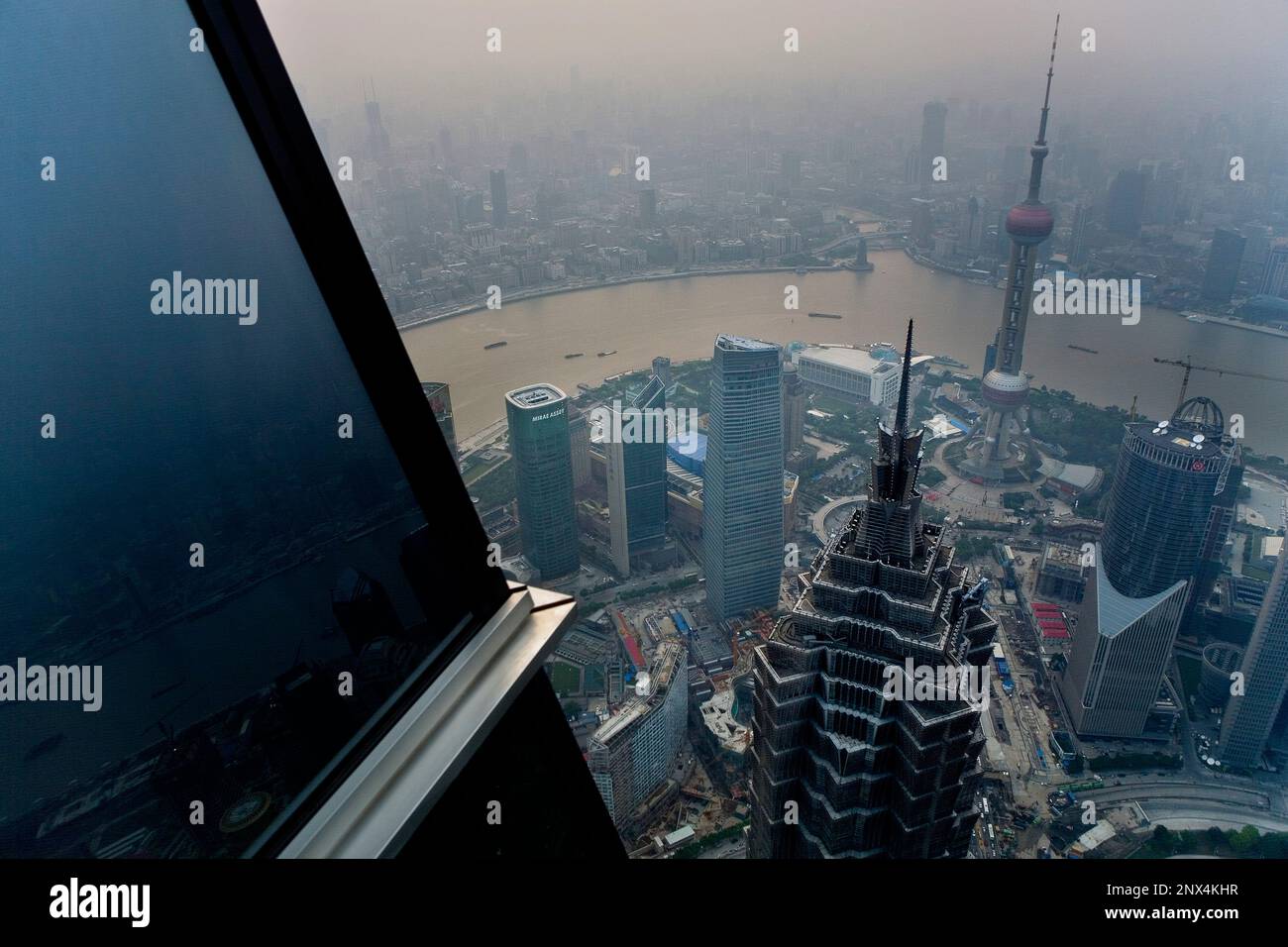 Cina.Shanghai: Skyline. Parte superiore della torre di Jin Mao e orientare la perla a Torre del World Financial Center di Shanghai (SWFC) Foto Stock