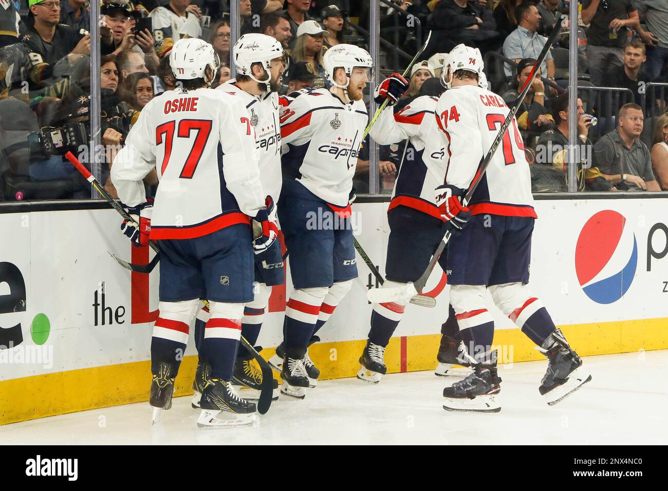 May 30, 2018: Capitals players celebrate goal by Washington Capitals left wing Alex Ovechkin (8) during the Washington Capitals and Vegas Golden Knights NHL Stanley Cup Finals playoff game 2 at T-Mobile Arena in Las Vegas, NV. John Crouch/CSM (Cal Sport Media via AP Images) Foto Stock