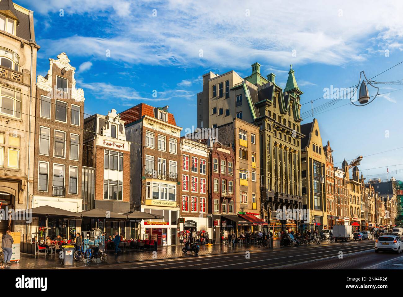 Panoramica del tipico Damrak di Amsterdam in Olanda in Paesi Bassi Foto Stock