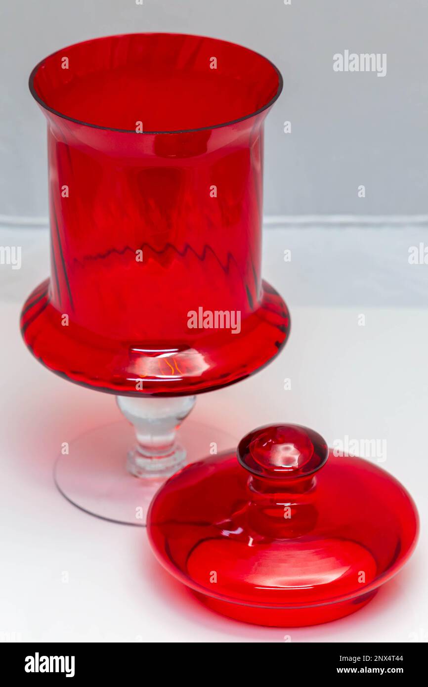 decanter in vetro rosso con coperchio rimosso Foto Stock