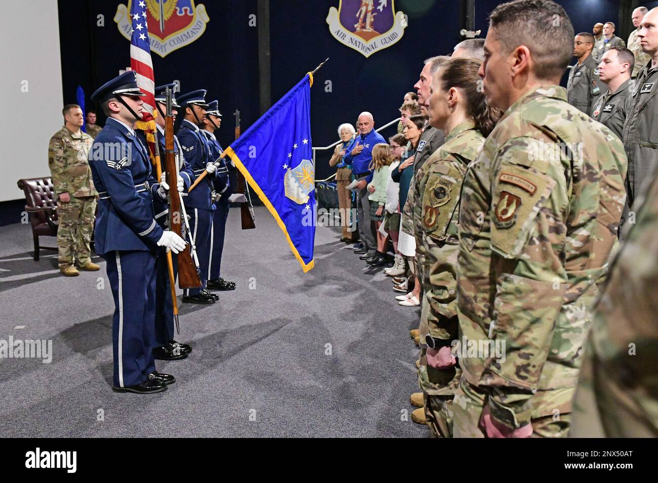 BASE AERONAUTICA ROBINS, GA. – The Robins Air Force base Honor Guard, presenta i colori alla cerimonia di attivazione dello Squadrone di comando e controllo 18th di Airborne presso la Robins Air Force base, Georgia, 10 febbraio 2023. Il 18th ACCS è la prima di quattro nuove missioni da attivare a Robins e volerà aerei e-11A Battlefield Airborne Communications Node, noto anche come BACN. Foto Stock