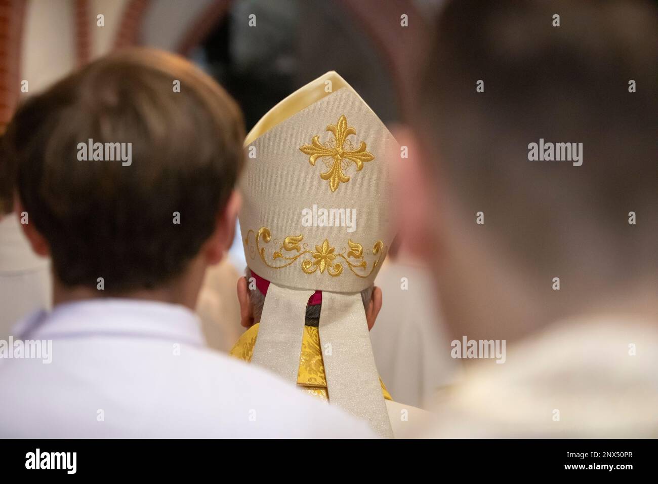 Vescovo durante le cerimonie nella chiesa. Foto Stock