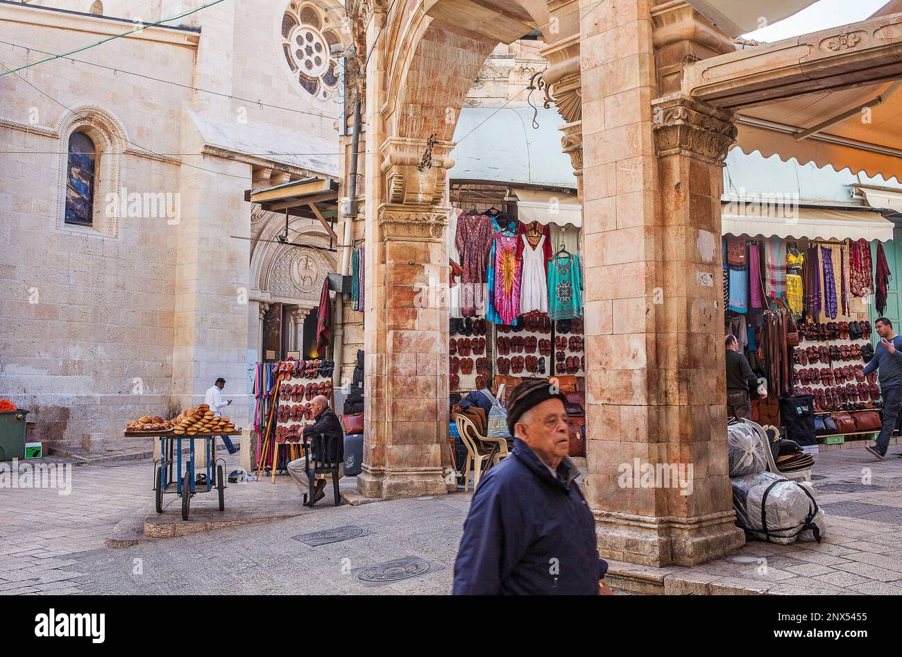 Scena di strada in ingresso alla zona del Muristan chiamato Suq Aftimos, la Città Vecchia di Gerusalemme, Israele. Foto Stock