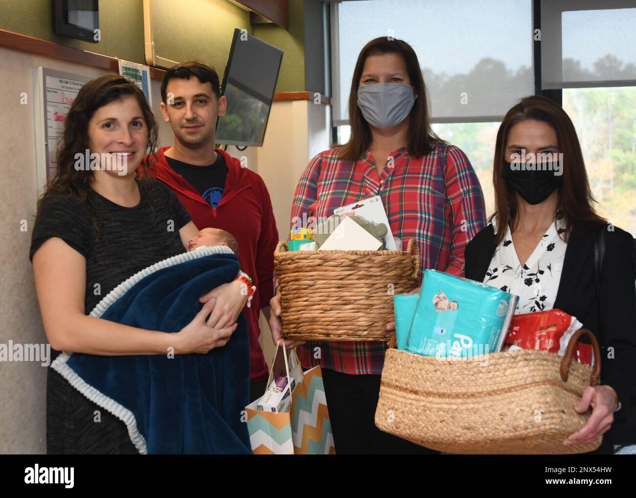 La famiglia del bambino di Capodanno Rowan Kouris riceve regali dai rappresentanti del Club coniugi degli ufficiali navali. Rowan è nato alle 10:15 del mattino il 2 gennaio 2023 al Naval Medical Center Camp Lejeune. Foto Stock