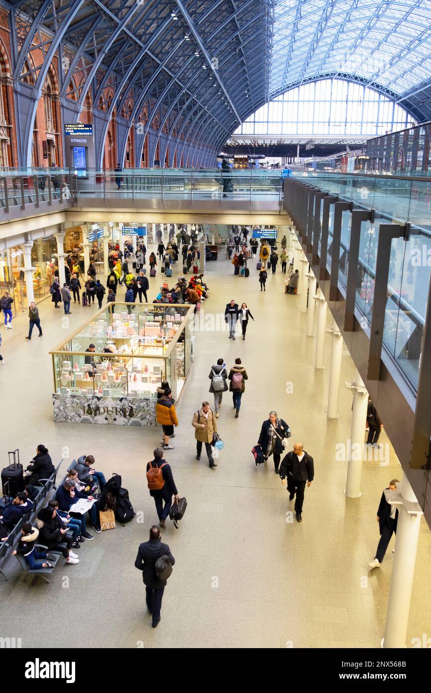 Vista verticale dell'interno della stazione ferroviaria internazionale di St Pancras all'interno del centro commerciale, degli acquirenti, dei viaggiatori, delle persone e dei negozi Londra UK 2023 Foto Stock