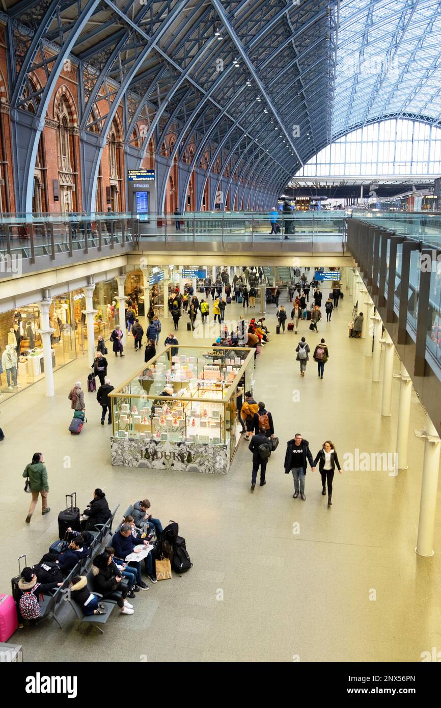 Vista verticale dell'interno della stazione ferroviaria internazionale di St Pancras all'interno del centro commerciale, degli acquirenti, dei viaggiatori, delle persone e dei negozi Londra UK 2023 Foto Stock