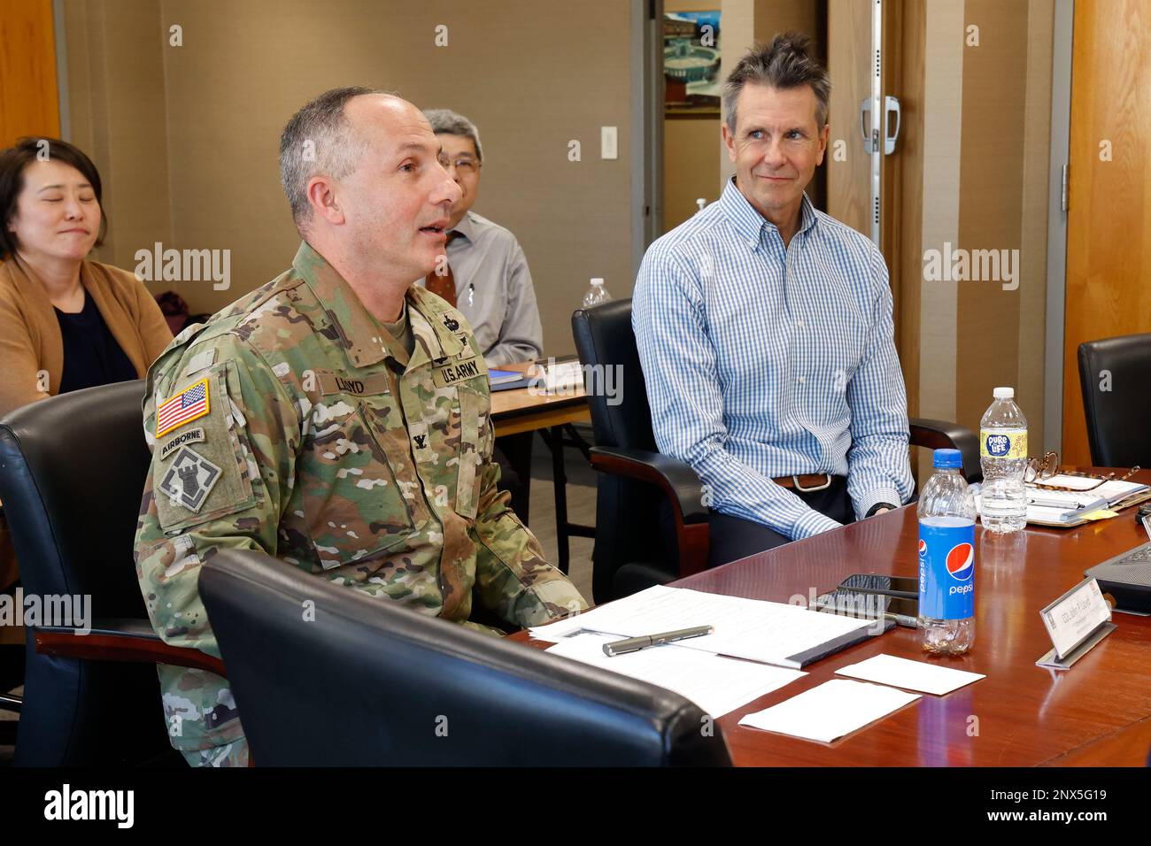 Nel corso di un evento di partnership, il col. John P. Lloyd, comandante e ingegnere di divisione degli Stati Uniti Army Corps of Engineers North Atlantic Division, esprime osservazioni conclusive ai membri del team NAD e degli Stati Uniti Geological Survey, tra cui Michael Tupper, direttore regionale della USGS, regione nord-orientale, presso la sede centrale della divisione a Fort Hamilton, New York, 15 febbraio 2023. Foto Stock