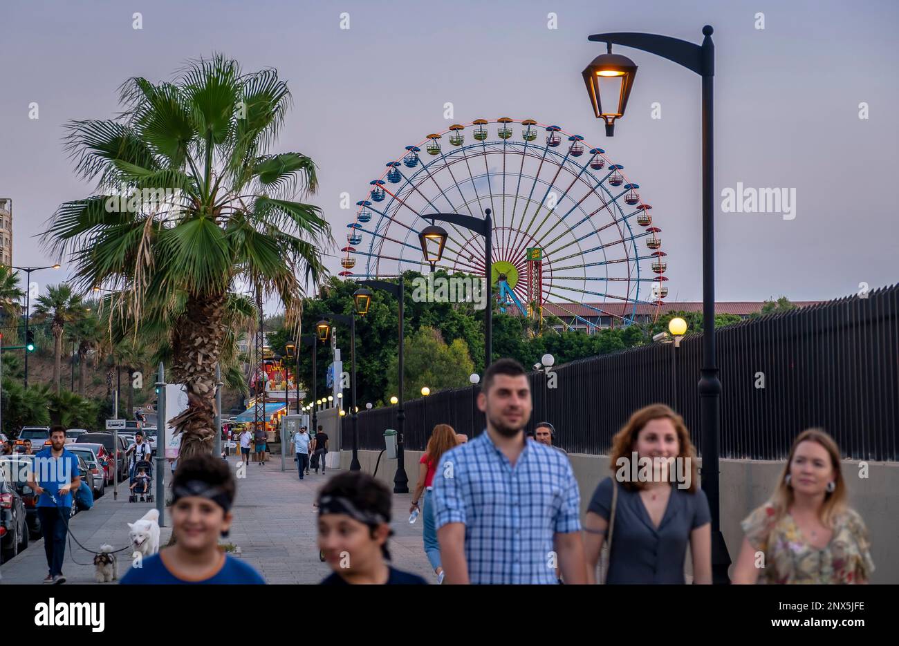 Corniche, in background ruota panoramica Ferris di Beirut il Luna Park, Beirut, Libano Foto Stock