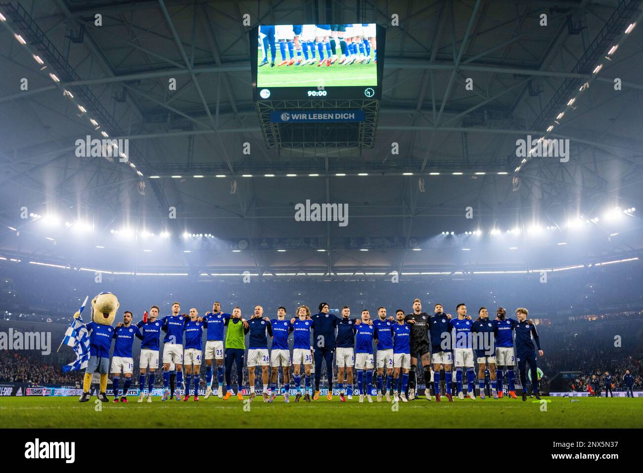 Gelsenkirchen, Germania. 25th Feb, 2023. Schalker Schlussjubel Schalke 04 - VfB Stuttgart Bundesliga 25.02.2023 Copyright (nur für journalistische ZW Foto Stock