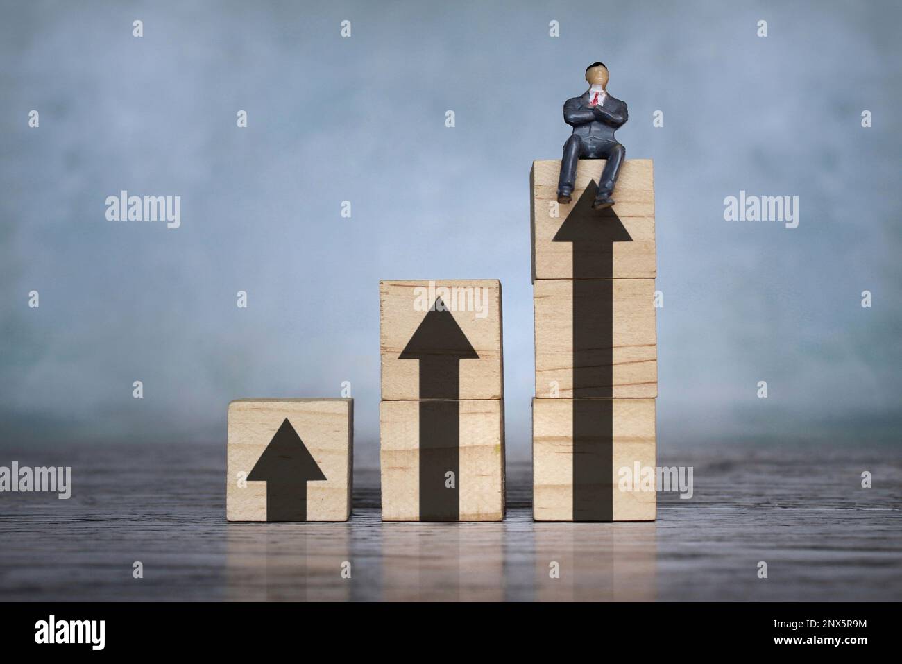 Uomo d'affari e freccia del grafico verso l'alto. Miglioramento di auto, sviluppo personale, upskill e concetto di successo Foto Stock