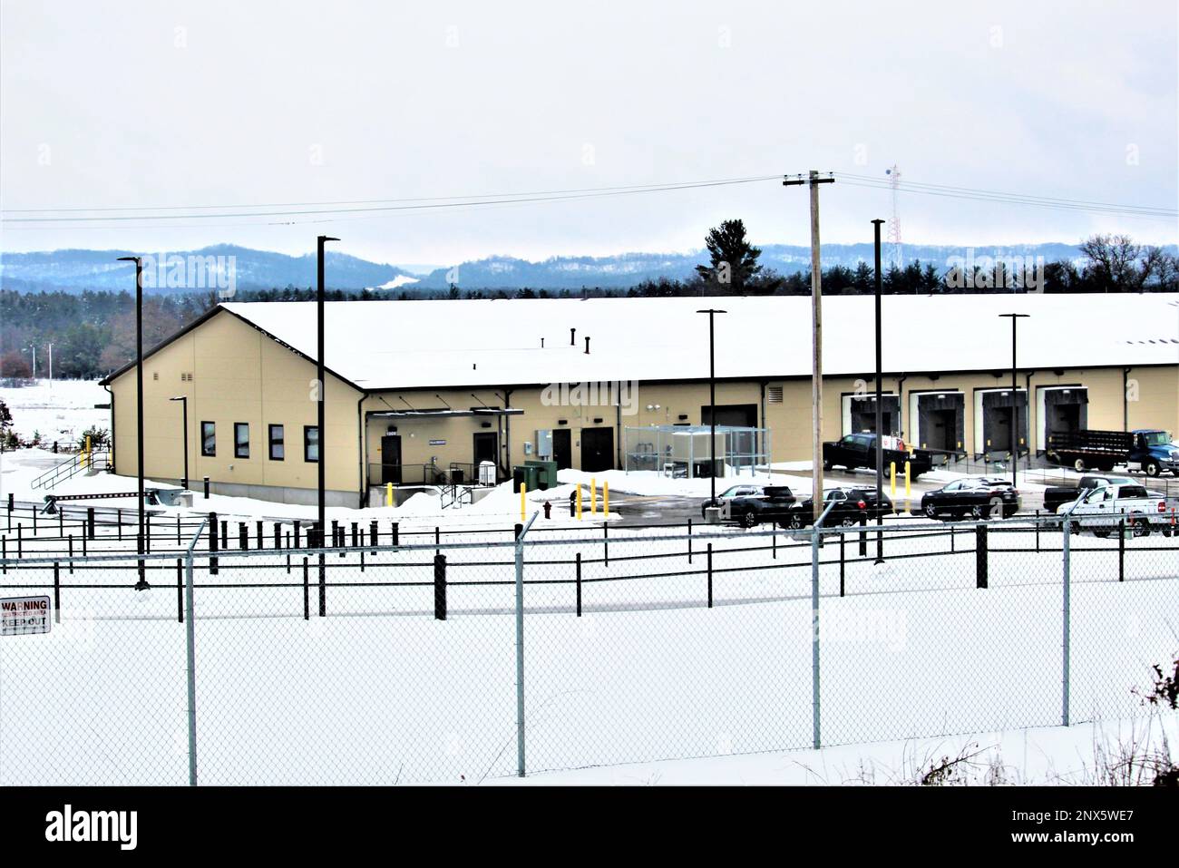 Il nuovo, recentemente costruito $7,03 milioni di spedizione, ricezione e spedizione postale impianto è mostrato 27 gennaio 2023, a Fort McCoy, Wisconsin. La struttura è stata aperta e utilizzata nel 2022. Il contratto per il progetto richiedeva la costruzione di un edificio in metallo pre-ingegnerizzato che ha una superficie stimata di 19.500 piedi quadrati. Progetti come questo si allineano con gli obiettivi di pianificazione strategica a lungo raggio di Fort McCoy, tra cui sostenere e modernizzare il cantonment di Fort McCoy, che comprendono mobilità complessa e strategica, sicurezza fisica, qualità della vita, e dell'infrastruttura informatica. Questo progetto è mana Foto Stock