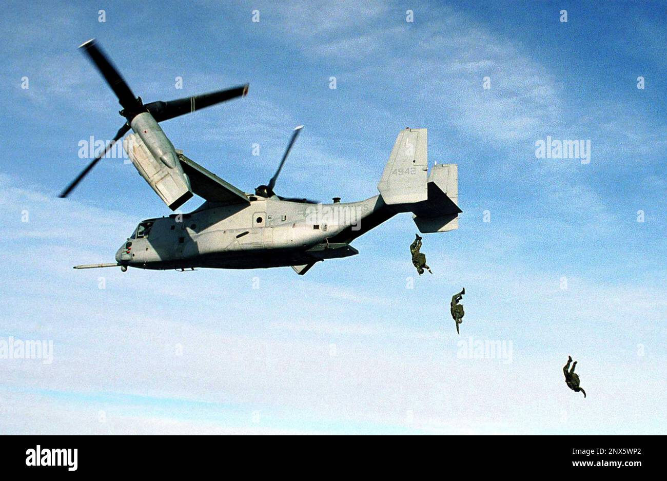 BELL BOEING MV-22 OSPREY US Marine Corps paracadutisti in caduta libera da 10.000 piedi dur9ing un esercizio di allenamento gennaio 2000. Foto: US Navy Foto Stock