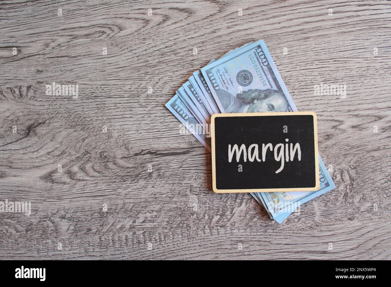 Denaro e lavagna con MARGINE di testo. Concetto aziendale Foto Stock