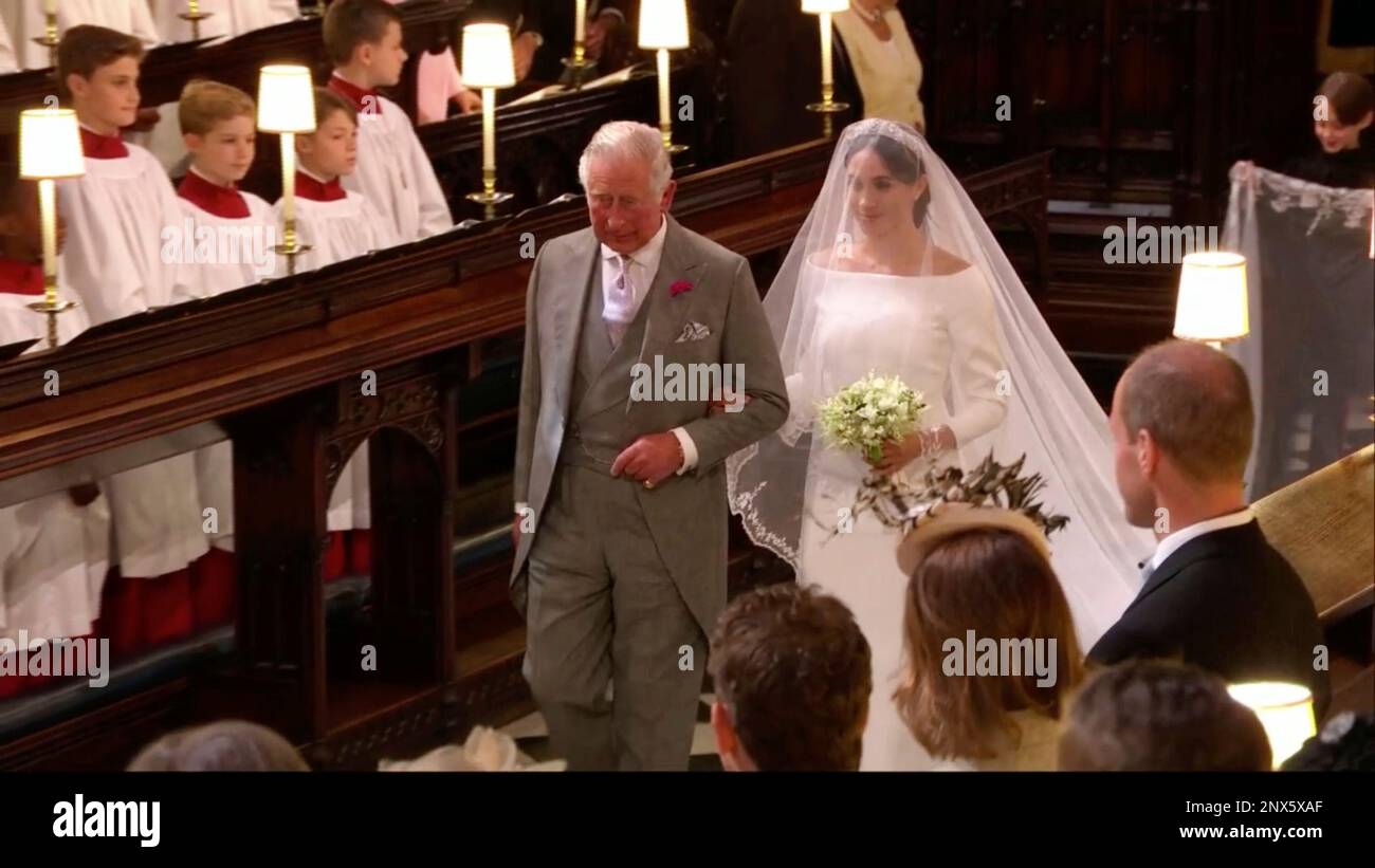 In this frame from video, Meghan Markle walks down the aisle with Prince Charles for her wedding ceremony at St. George's Chapel in Windsor Castle in Windsor, near London, England, Saturday, May 19, 2018. (UK Pool/Sky News via AP) Foto Stock