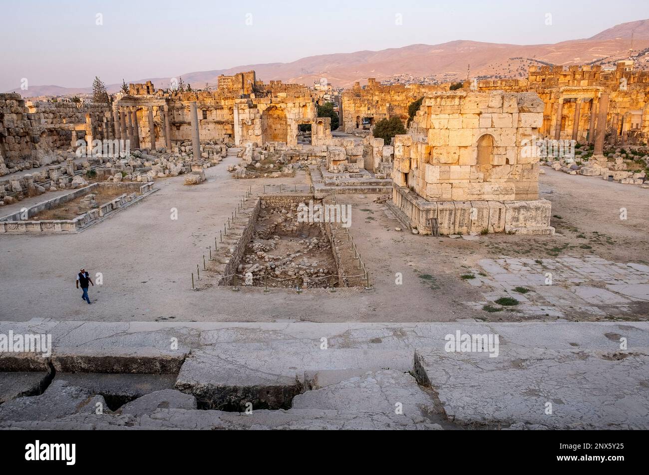 Grande cortile del tempio di Giove, Beqaa Valley, Baalbeck, Libano Foto Stock