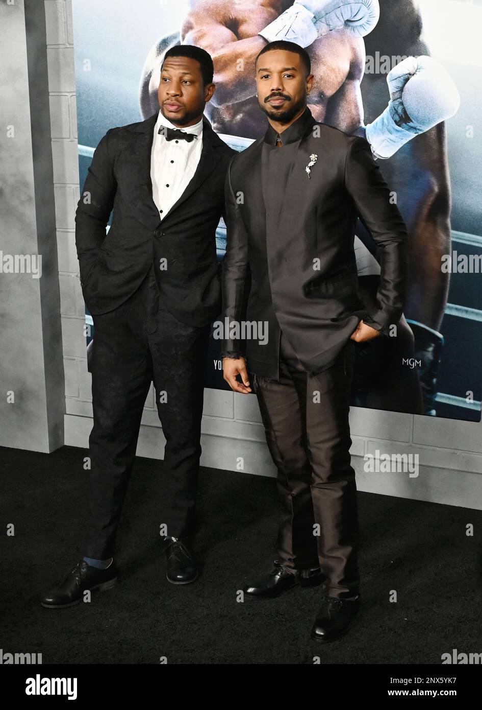 Hollywood, California, Stati Uniti. 27th Feb, 2023. (L-R) Jonathan Majors e Michael B. Jordan partecipano alla Los Angeles Premiere di 'CREED III' al TCL Chinese Theatre il 27 febbraio 2023 a Hollywood, California. Credit: Jeffrey Mayer/JTM Photos/Media Punch/Alamy Live News Foto Stock