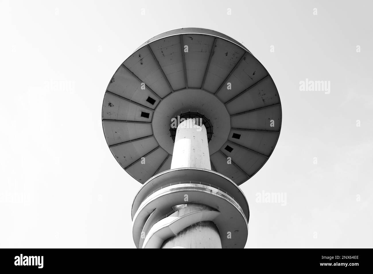 Torre della TV a porta Westfalica. Torre di telecomunicazioni sul Jakobsberg con piattaforma di osservazione. Foto Stock