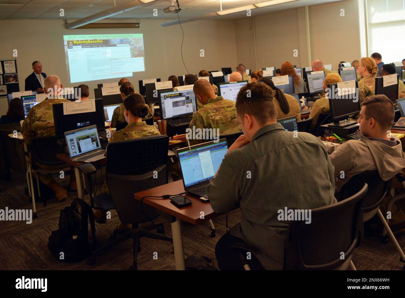 FORTE BELVOIR, Va. – Gli Army Retirement Services Officers (RSO) con la Guardia Nazionale dell'Armata hanno seguito un corso di certificazione qui dal 13 al 17 febbraio. Gli argomenti trattati includono tutto, dalla retribuzione ritirata al sito Web MyArmyBenefits, al piano di previdenza Survivor e al calcolo dei punti di previdenza militari. Foto Stock