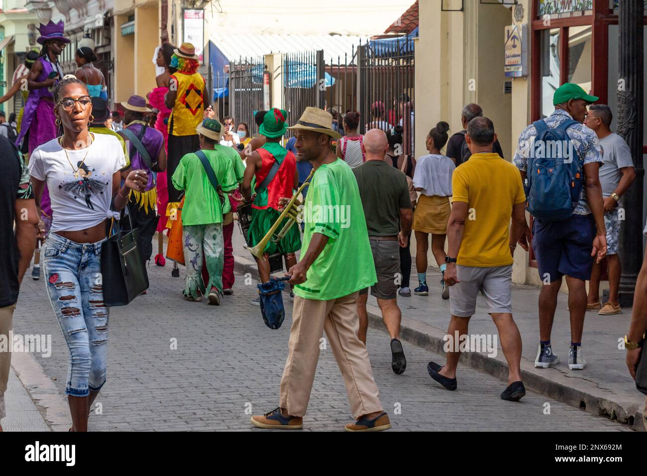 L'Avana, Cuba - 14 dicembre 2022: Musicista di strada che si esibisce a l'Avana Vecchia Foto Stock