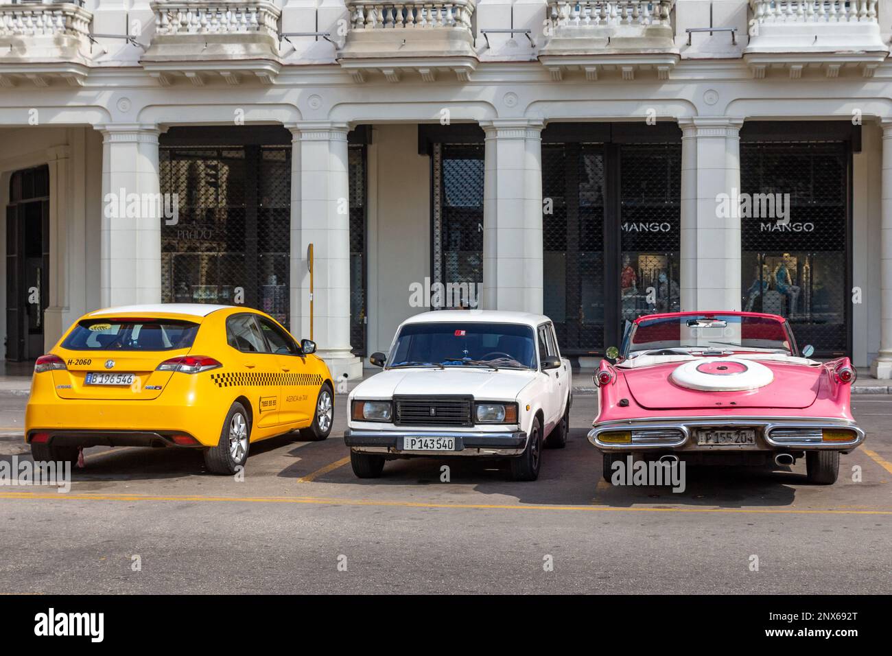L'Avana, Cuba - 14 dicembre 2022: Diversità di auto veicoli in strada città Foto Stock