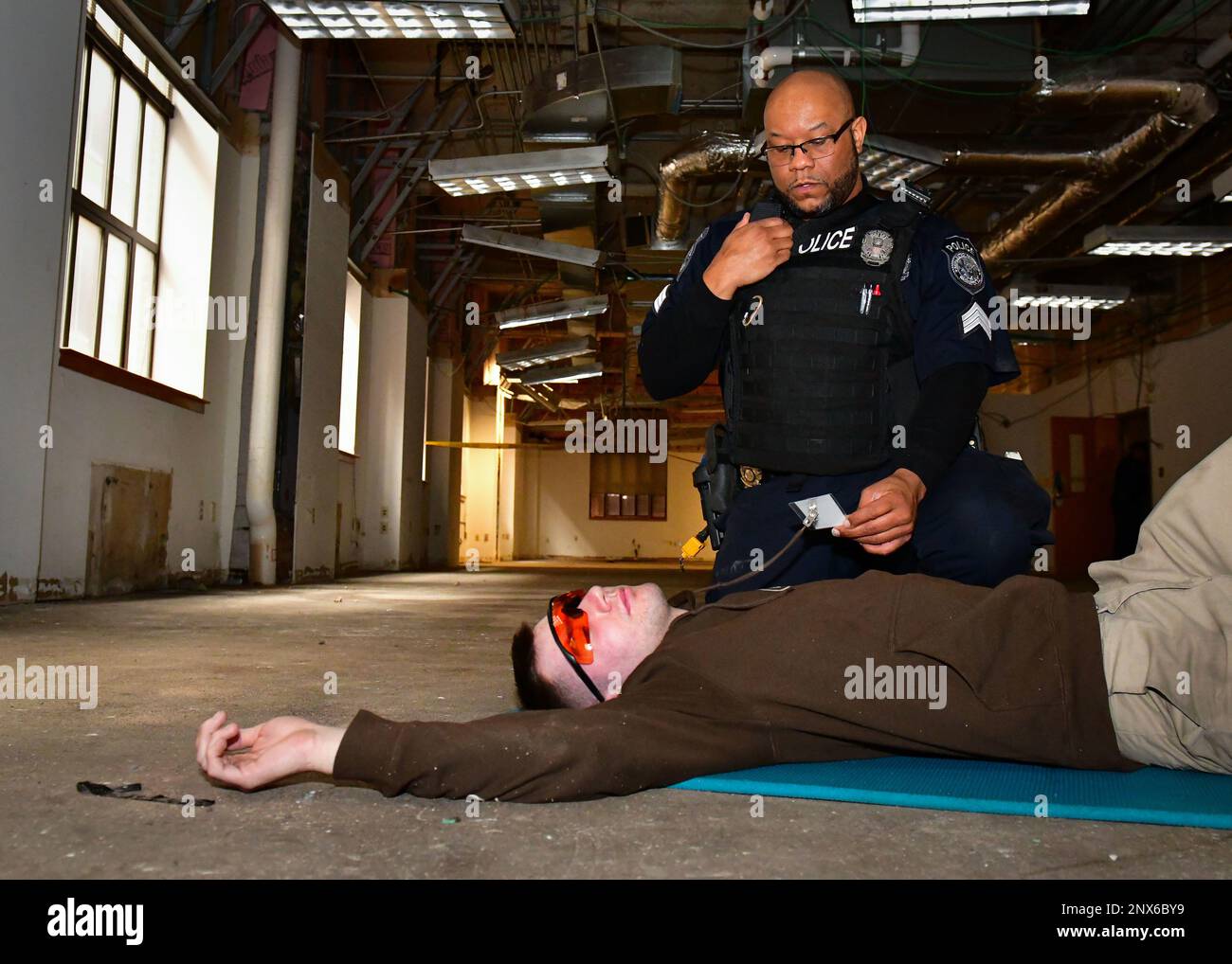 WASHINGTON (09 febbraio 2023) -- Troy Felton, un ufficiale assegnato al Dipartimento di polizia del Distretto Navale di Washington, valuta le lesioni di un individuo durante un'esercitazione attiva dello sparatutto a bordo del Washington Navy Yard. Il trapano è stato condotto nell'ambito di Citadel Shield/Solid Curtain 2023, un esercizio annuale in due parti contro il terrorismo e la protezione della forza, progettato per testare l'efficacia dei programmi di preparazione e formazione degli impianti. Foto Stock